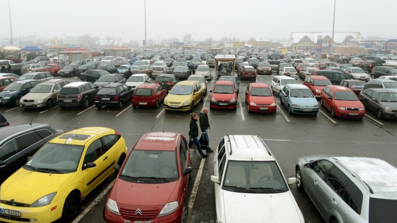 autá parkovisko hmla ilu 1140 px TASR František Iván